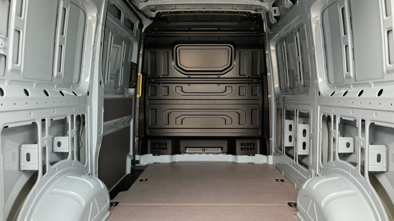 Volkswagen Crafter Cr35 Mwb Diesel Fwd 2.0 TDI 140PS Commerce Plus High Roof Van